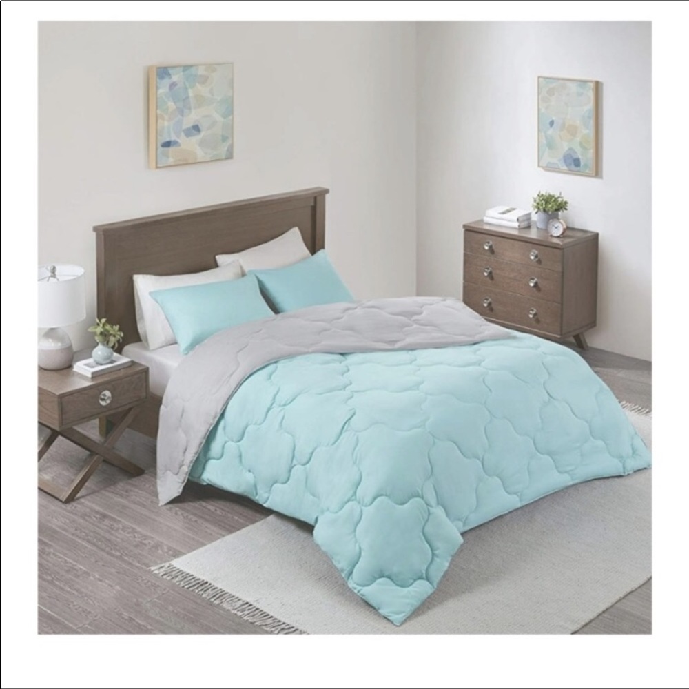 🆕️ Down Alternative Bedding With Shams Full/Queen